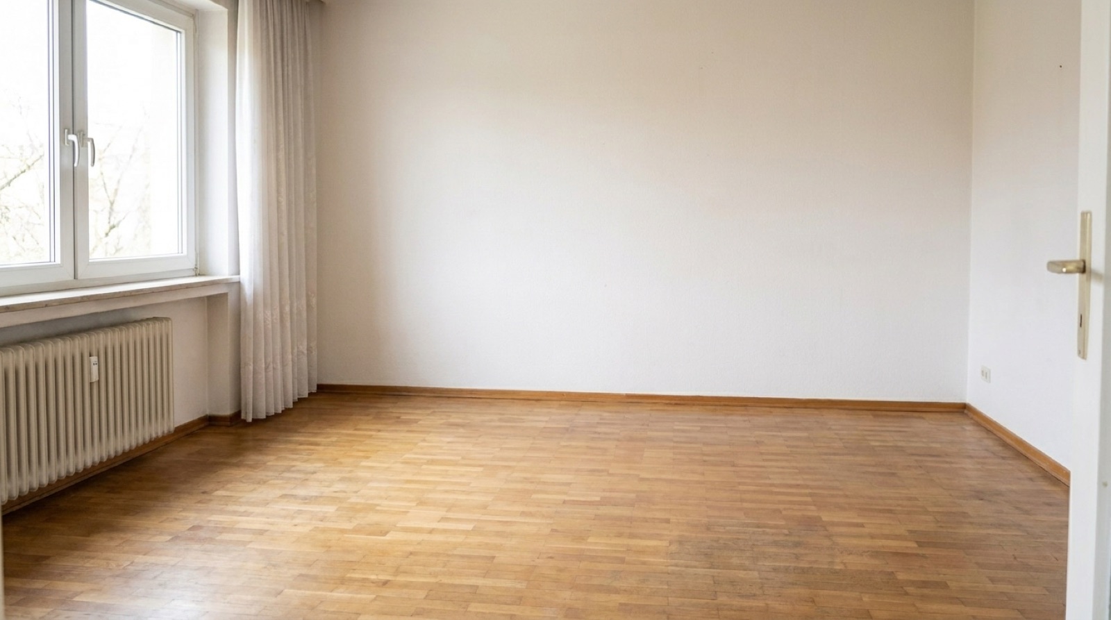 Dasselbe Wohnzimmer besenrein nach der Entrümpelung